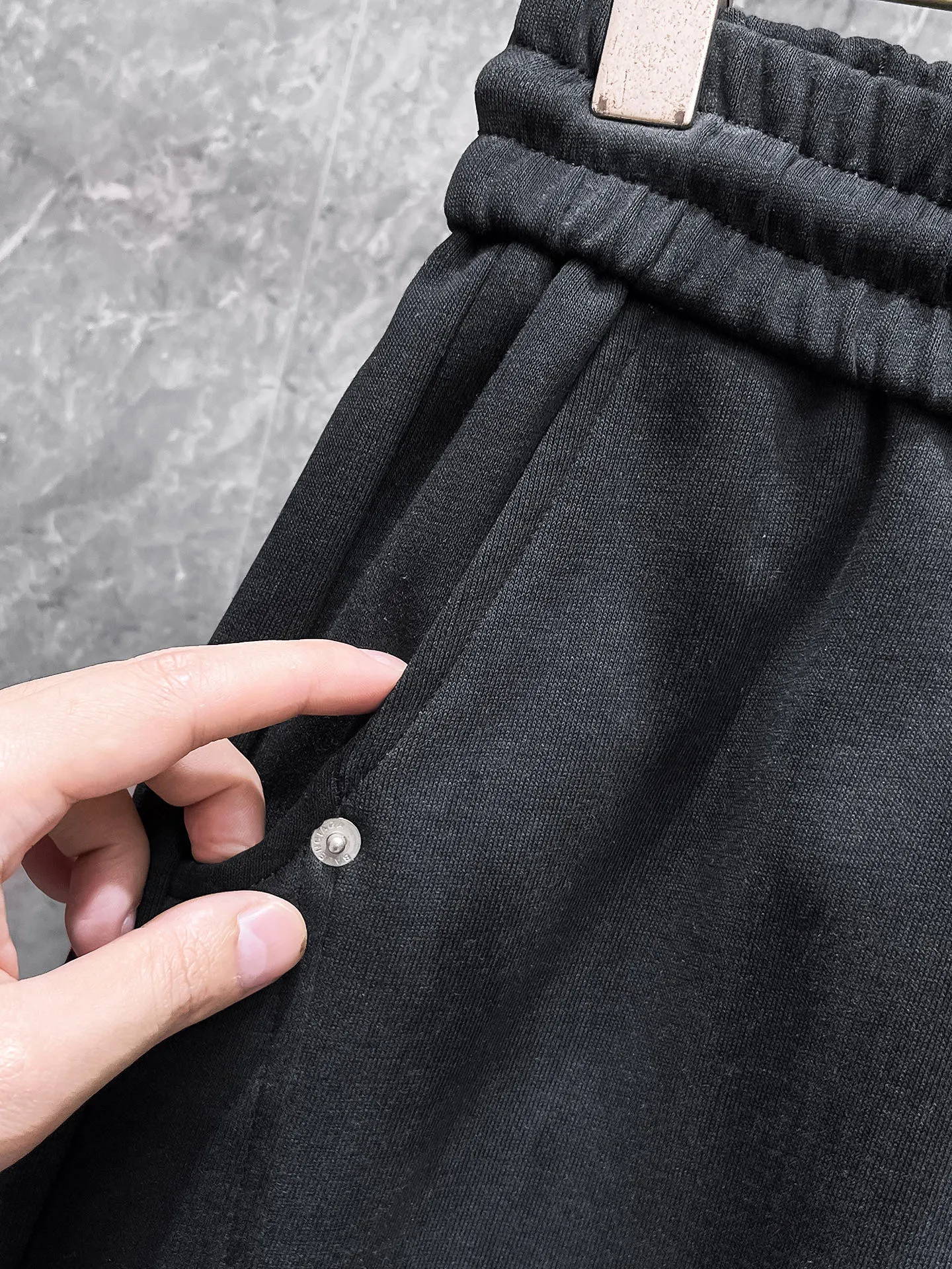 Balenciaga's three-standard complete 2026 summer New Arrival men's casual shorts, advanced custom-made Breathable fabric, Breathable fabric, extremely stretchy and comfortable, impeccable details, top-grade accessories, original logo design concept, delicate and soft feel! The upper body fit is awesome! Size: M-XXXL Please state your height and weight when ordering